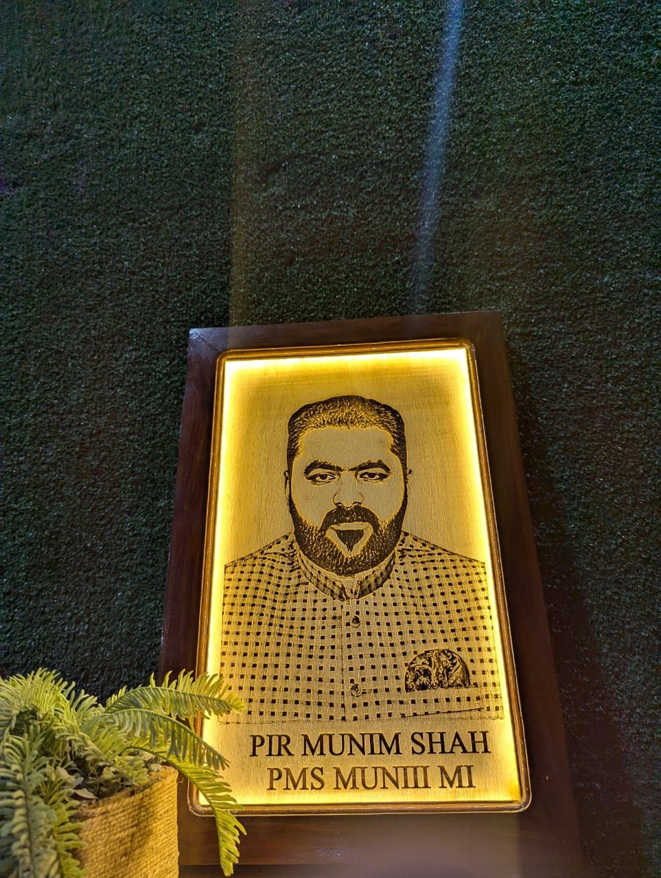 > “Apno ke liye ek khaas aur yaadgar gift 🎁 Ab banwayen Personalized Wooden Engraved Photo Frame – sirf aapke tasveer ke sath ❤️